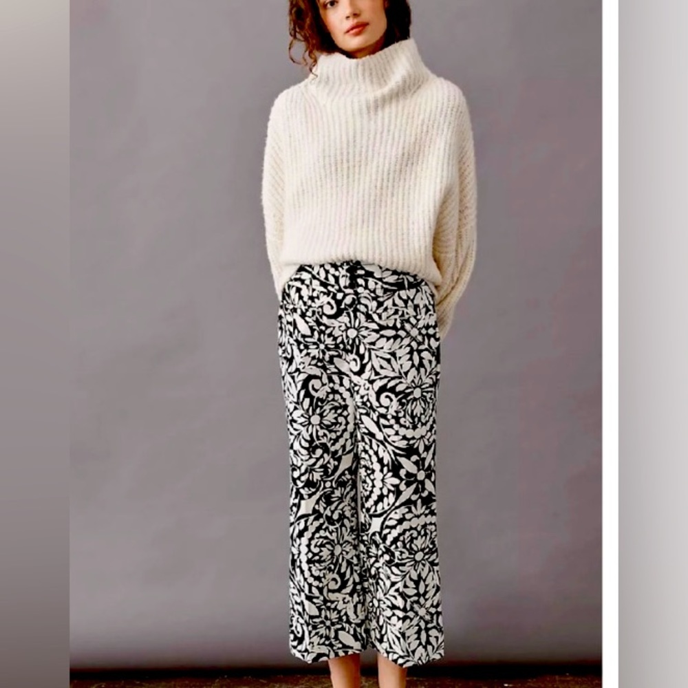 Maeve Black and White floral pants, cropped flare. Size 0